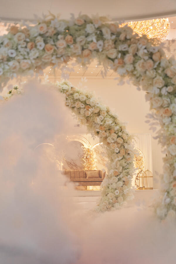 Bloemenbogen; bruiloftdecoratie